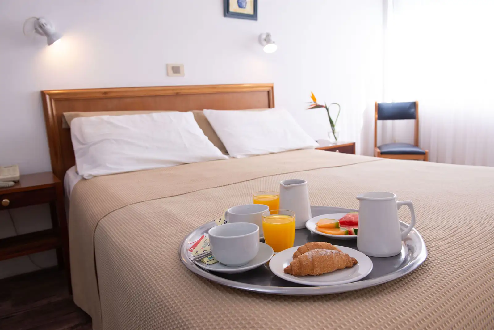 Habitación doble superior con desayuno servido en la cama